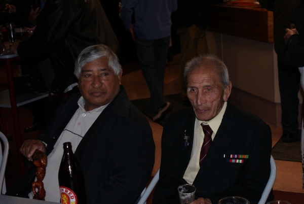 Duddin and a old buddy catch up over a cold beer