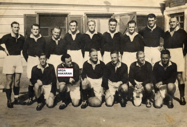 Arda Hakaraia with an army rugby team