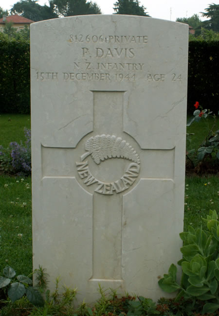 Percy Davis' grave