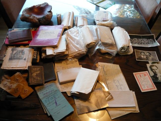 Hayward couple's wartime articles.. 