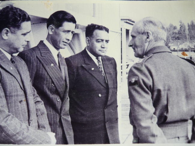 Viscount Monty of El Alamien chatting to  B coy. trio.