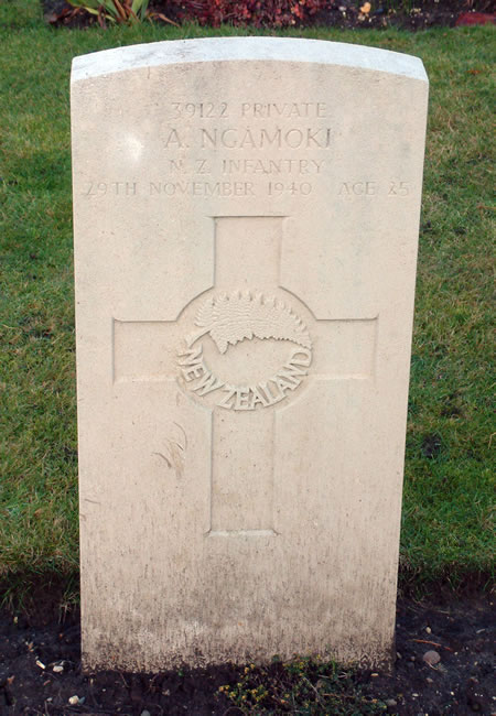 Apanui Ngamoki's grave