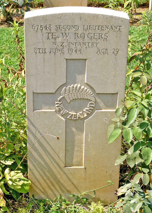 Te Whareriri Rogers' grave