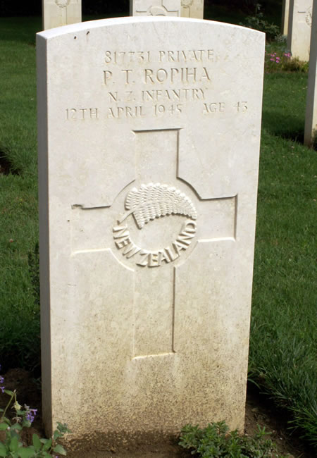 Paora Tamaihotua Ropiha's grave