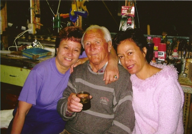Archie with his daughters