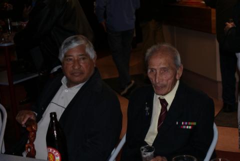 Duddin and a old buddy catch up over a cold beer
