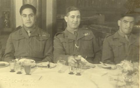 Major Te Okanga Huata kei te taha maui Major John Waititi kei te taha matau 