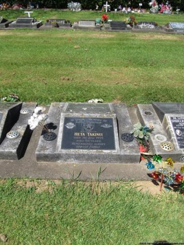 Heta TAKINUI grave - wide shot