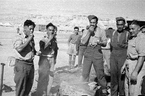 Christmas hangi at Maadi Camp, 1943