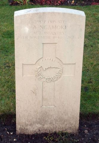 Apanui Ngamoki's grave